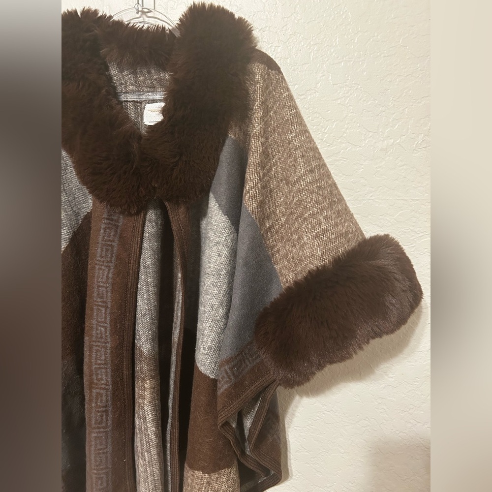🐾Northern Angel poncho wrap/ Plaid Cape with Fur Trim size S/M GUC - Picture 5 of 11